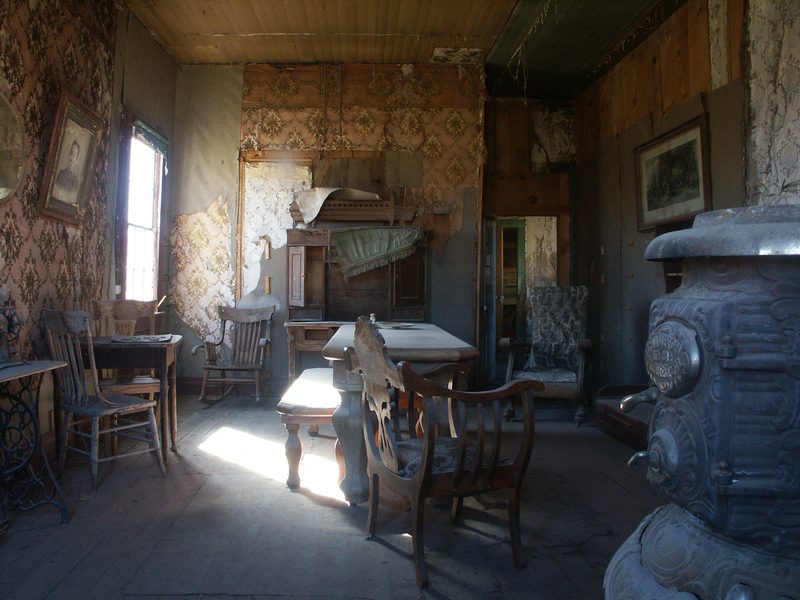 Love the wallpaper in this old room.